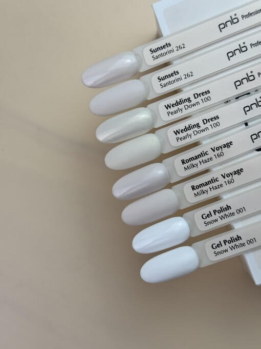 PNB Gel-Lacke in Weiß- und Perlweiß-Nuancen auf Nagel-Tips – Santorini 262, Pearly Down 100, Milky Haze 160, Snow White 001