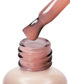 Nahaufnahme eines Pinsels mit PNB Camouflage Base Beige Gel – perfekter Farbton für natürliche Nagelmodellage
