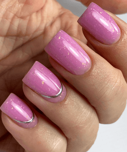 Maniküre mit PNB Builder Gel Radiant Orchid – Rosa-Lila Nägel mit Glitzereffekt und Silber-Design