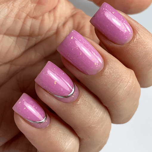 Maniküre mit PNB Builder Gel Radiant Orchid – Rosa-Lila Nägel mit Glitzereffekt und Silber-Design
