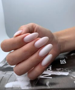 Maniküre mit PNB Builder Gel Snow White – elegante weiße Nägel, modelliert mit UV/LED Aufbaugel