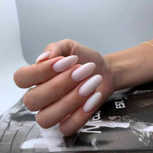Maniküre mit PNB Builder Gel Snow White – elegante weiße Nägel, modelliert mit UV/LED Aufbaugel