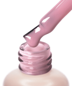 Nahaufnahme eines Pinsels mit PNB Camouflage Base Pink Gel – UV/LED-härtend in zartem Rosa