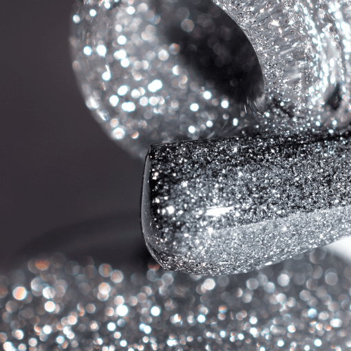 Detailaufnahme des Shock Effect 01 Silver mit Glitzereffekt auf Pinsel – PNB UV/LED Gellack