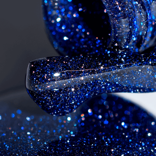 Makroaufnahme: PNB Shock Effect 04 Ultramarine – UV/LED Gellack mit kräftigem Blauton und Glitzer