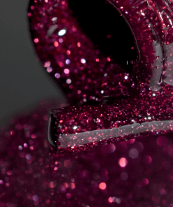 Makroaufnahme PNB Shock Effect 12 Ruby – Glitzer Gel Polish in Rubinrot