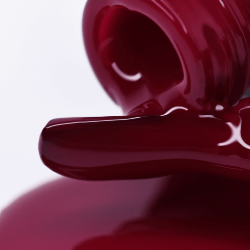 Makroaufnahme: PNB Gel Polish 337 – UV/LED Gellack auf Pinsel in Weinrot