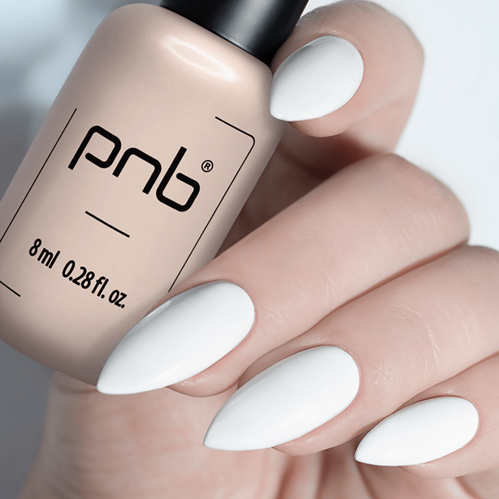 PNB Perfect White – aufgetragener Weißlack auf Nägeln, UV/LED