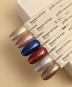 Schimmernde Gel-Pasten von PNB in sechs Farben auf Nagel-Tips – Gold, Pink, Blau, Rot, Silber und Beige – für kreative Naildesigns