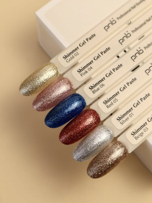Schimmernde Gel-Pasten von PNB in sechs Farben auf Nagel-Tips – Gold, Pink, Blau, Rot, Silber und Beige – für kreative Naildesigns