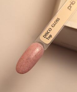 PNB Disco Gloss Top Coat auf rosafarbenem Nagel-Tip mit feinem Glitzer – glänzendes Finish für stilvolle Maniküre