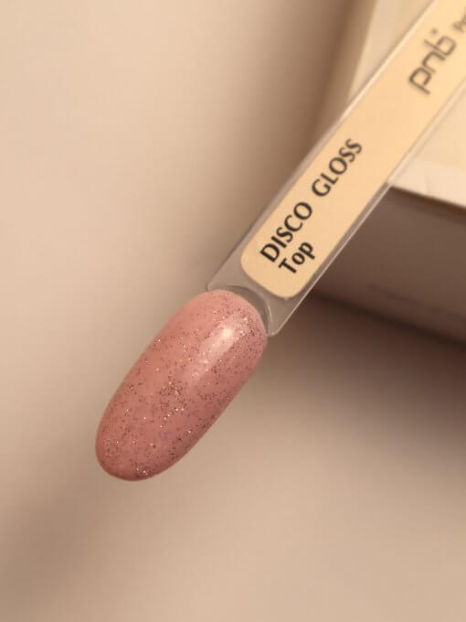 PNB Disco Gloss Top Coat auf rosafarbenem Nagel-Tip mit feinem Glitzer – glänzendes Finish für stilvolle Maniküre