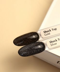 Zwei PNB Shock Top Coats in Gold und Silber auf Nagel-Tips mit schimmerndem Effekt – glänzender Abschluss für Gel-Maniküre