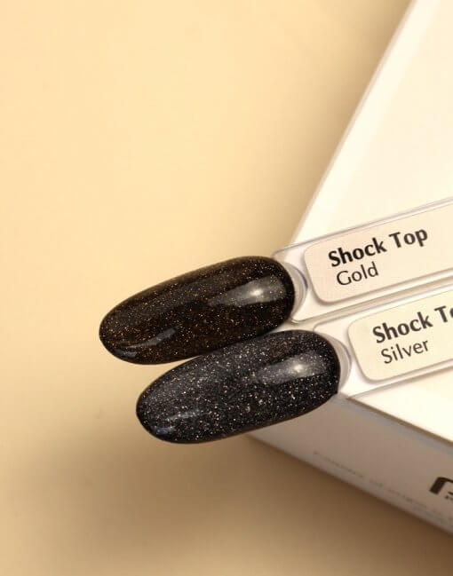 Zwei PNB Shock Top Coats in Gold und Silber auf Nagel-Tips mit schimmerndem Effekt – glänzender Abschluss für Gel-Maniküre