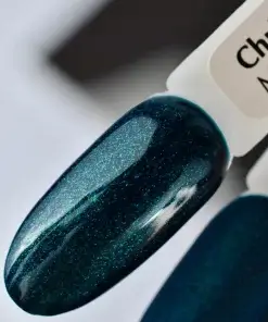 Dunkelblauer Gel-Lack mit türkis schimmernden Glitzerpartikeln auf Nagelfarbfächer – glänzende und matte Variante