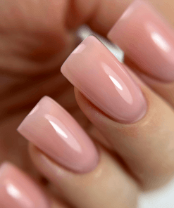 PNB Gel Polish 002 Allure auf Nägeln – Nude Beige Maniküre mit Hochglanz