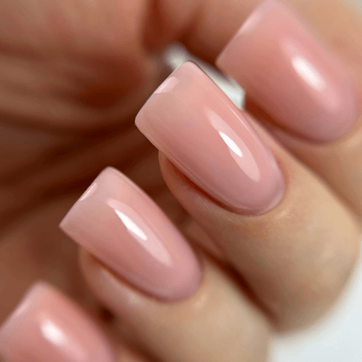 PNB Gel Polish 002 Allure auf Nägeln – Nude Beige Maniküre mit Hochglanz