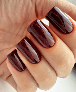 UV/LED Gel Polish PNB 108 Mystic Love – Dunkelroter Gel-Lack mit Glitzer auf Nägeln