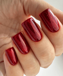 Roter Gel Polish PNB 109 Ruby Heart – eleganter roter Nagellack mit Glitzer auf Nägeln