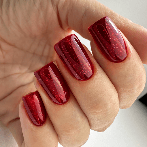 Roter Gel Polish PNB 109 Ruby Heart – eleganter roter Nagellack mit Glitzer auf Nägeln