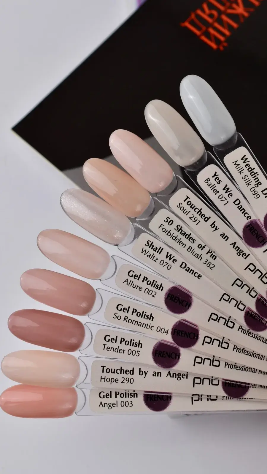 PNB Gel-Lack Farbfächer mit Nude-, Rosa-, Beige- und Milky-White-Tönen für natürliche Nägel und French Maniküre