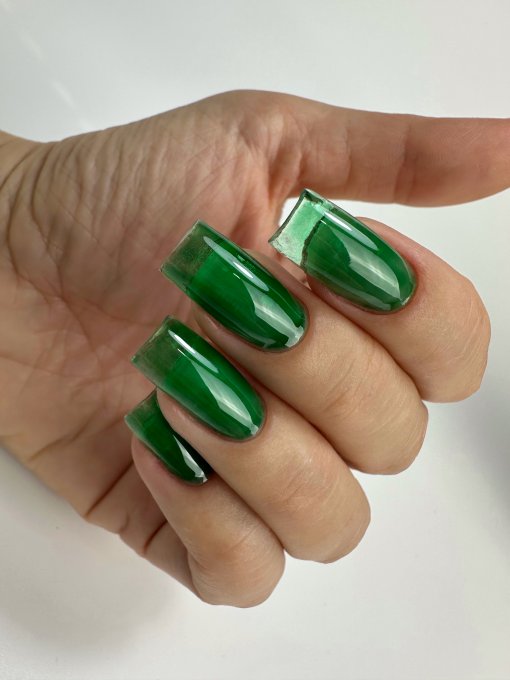 PNB UV/LED Gel Polish Illusion 2.0 01 Grün – Glas-Effekt auf Nägeln, Handfoto