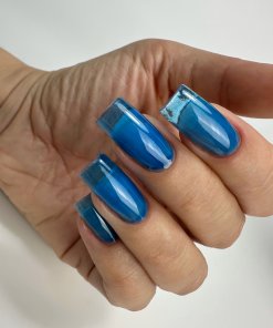 PNB UV/LED Gel Polish Illusion 2.0 02 Blau – Glas-Effekt auf Nägeln, Handfoto