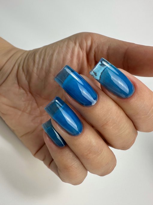 PNB UV/LED Gel Polish Illusion 2.0 02 Blau – Glas-Effekt auf Nägeln, Handfoto