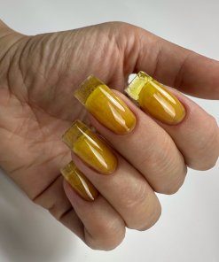 PNB UV/LED Gel Polish Illusion 2.0 03 Gelb – Glas-Effekt auf Nägeln, Handfoto