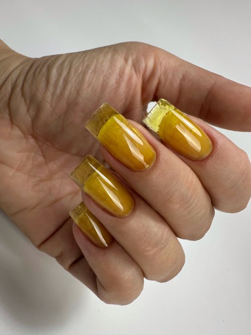 PNB UV/LED Gel Polish Illusion 2.0 03 Gelb – Glas-Effekt auf Nägeln, Handfoto