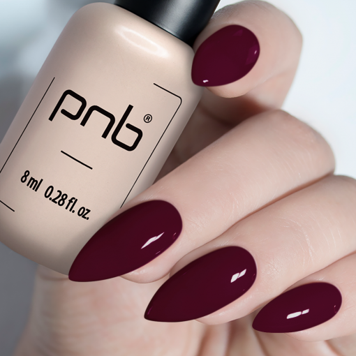 PNB Gel Polish 338 Bugatti – Dunkelrote Maniküre auf Nägeln