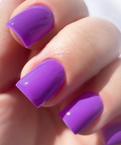 Maniküre mit PNB UV/LED Gel Polish 346 Aura – violetter Nagellack mit Glanz