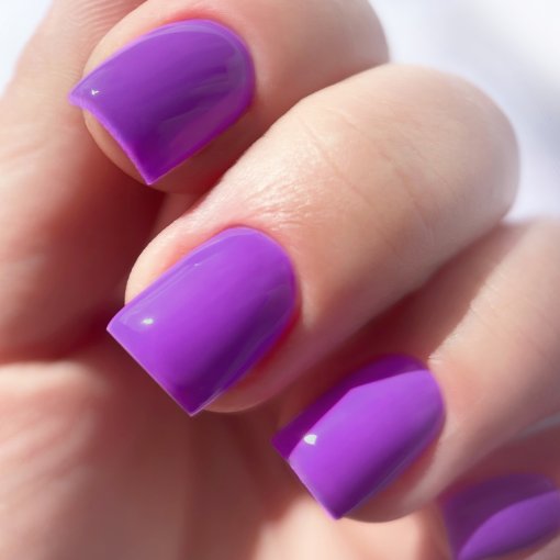 Maniküre mit PNB UV/LED Gel Polish 346 Aura – violetter Nagellack mit Glanz