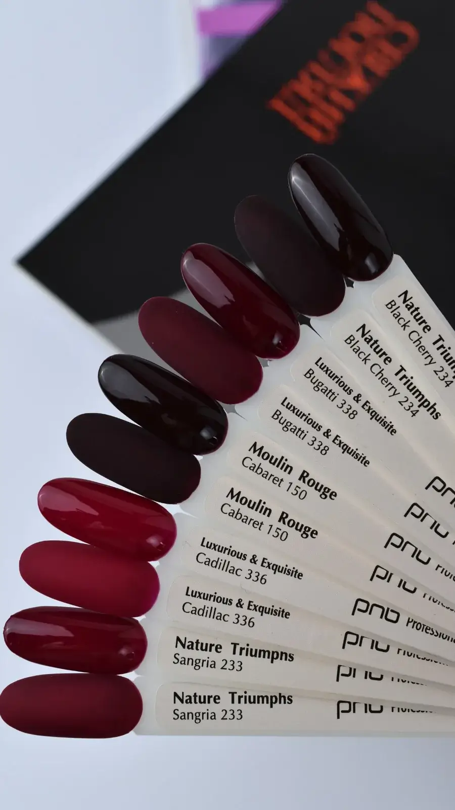 PNB Gel-Lack Farbfächer mit dunklen Bordeaux-, Kirschrot- und Beerentönen in matter und glänzender Ausführung
