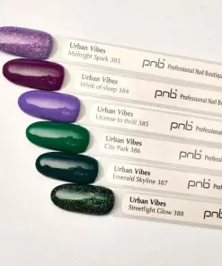 Farbmuster auf Swatch-Sticks von PNB Gel Polish 383 – kräftiges Grün mit Schimmer