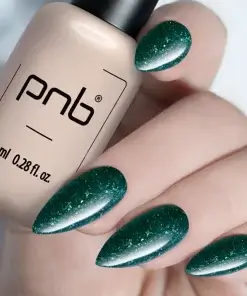 PNB Gel Polish 388 – dunkelgrüner Schimmer-Gellack auf modellierten Nägeln, mit Produktflasche in der Hand